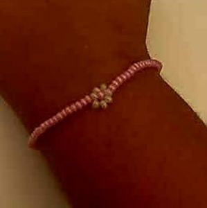 Sweet pink beaded bracelet with daisy design